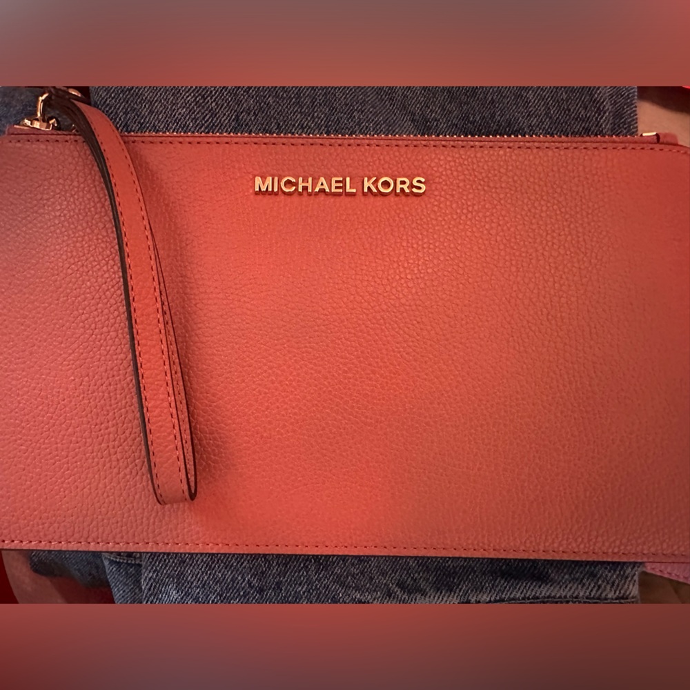 Michael Kors Wristlet in PINK